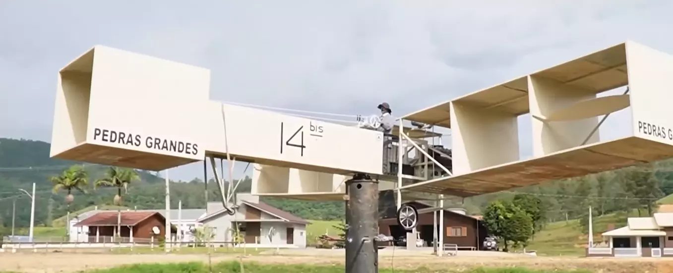 Réplica em tamanho original do 14 Bis é instalada em Pedras Grandes em Santa Catarina